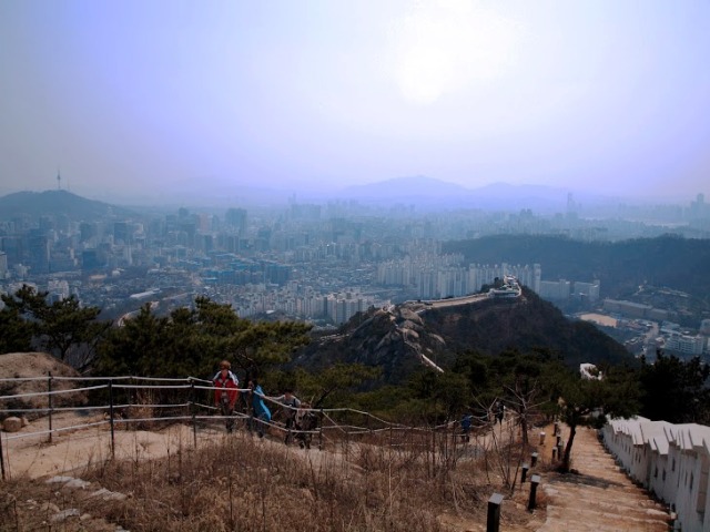 Seulo panorama nuo sostinės prieigose esančio kalno