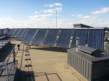 Saulės kolektoriai ant daugiabučio namo stogo KTU fotoarchyvo nuotr.