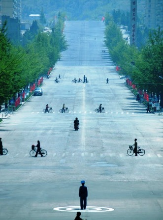 Šiaurės Korėja – pagrindinė miesto gatvė