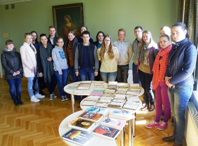 Lietuvos sveikatos mokslų universiteto studentai prie retųjų leidinių parodos