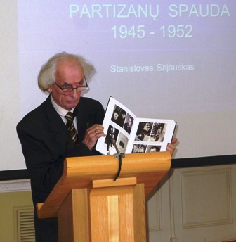 Prof. habil. dr. S. Sajauskas skaito pranešimą  „Tauro apygardos partizanų spauda“. Pauliaus  Kurnicko nuotr.