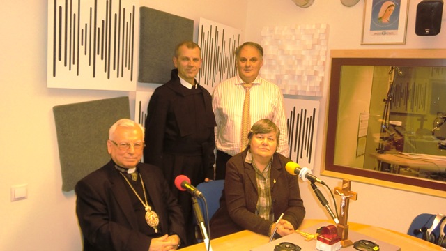 „Marijos radijo“ įrašų studijoje. Sėdi iš kairės: vyskupas iš Romos Irinėjus (Ihoris Bilyk) OSBM ir dr.  Aldona Vasiliauskienė. Stovi t. Pavlo (Petro Jachimecas) OSBM (kairėje) ir Liutauras Serapinas.