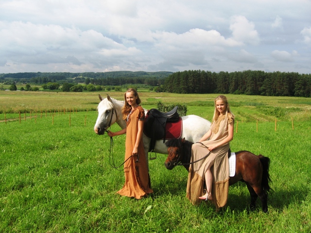 Vaidilutės su žemaituku ir poniu tarptautiniame gyvosios archeologijos festivalyje Kernavėje. Autorės  nuotr.