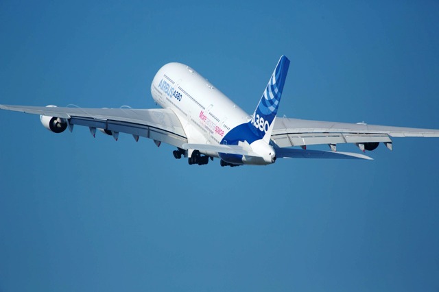 Didžiausias pasaulyje keleivinis lėktuvas  „Airbus A380“. KTU fotoarčihyvo nuotr.