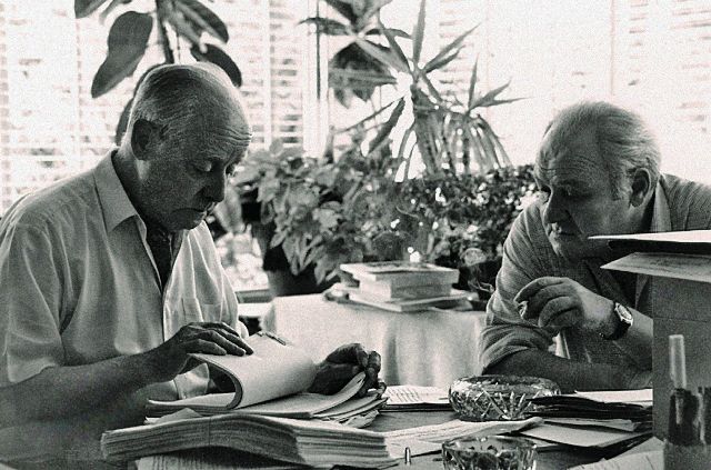 Jerzy Giedroyc ir Gustawas Herlingas Grudzinskis „Kultūros“ namo žiemos sode, 1987 m. B. Paczowskio nuotr. Literatūros instituto archyvas