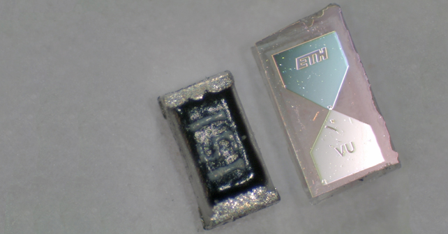Kairėje – standartinė SMD varža (1,6 mm), dešinėje – memristoriaus prototipas. Doc. Tomo Šalkaus nuotrauka
