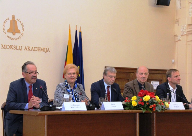 Konferencijos plenarinėje sesijoje. Iš kairės: Zenonas Dabkevičius, Baiba Rivža, Vygantas Katkevičius, Domas Kaunas, Darius Jaloveckas