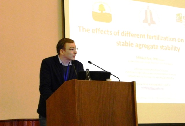 Svečias iš Estijos gyvybės mokslų universiteto M. Are skaito pranešimą plenarinėje sesijoje
