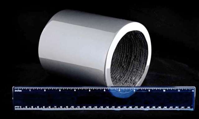 Šis izotropinis, neodimio-geležies-boro nuolatinis magnetas buvo pagamintas trimačio spausdinimo būdu. Nuotr.: Oak Ridge National Laboratory 