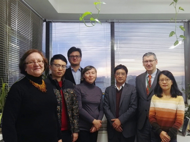 LAEI mokslininkų susitikimas su Kinijos žemės ūkio politikos centro vadovu prof. dr.  Jikun Huang. Iš kairės: dr. Irena Kriščiukaitienė, Xu Wang, dr. Tomas Baležentis, dr. Rasa  Melnikienė, prof. dr. Jikun Huang, Mindaugas Kuklierius, dr. Lingling Hou.