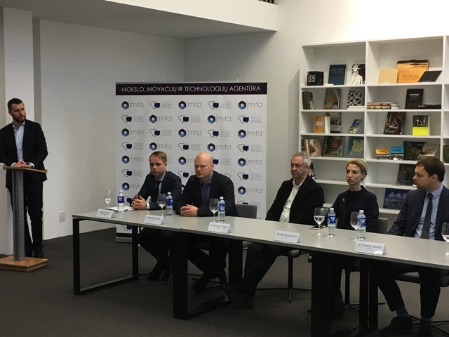 Konferencijos dalyviai.Centre.M.Kavaliauske.VU . kairiau Dr.R.Valiokas