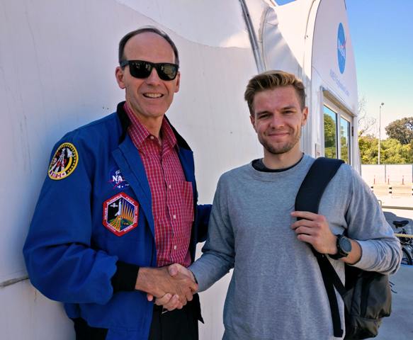 L. Paukste su astronautu S. Smithu L. Paukste su astronautu S. Smithu