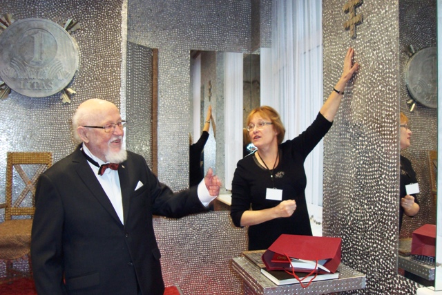 Knutas Skujeniekas Šiaulių universiteto bibliotekoje įkurtame Centų kambaryje. Knutas Skujeniekas Šiaulių universiteto bibliotekoje įkurtame Centų kambaryje.