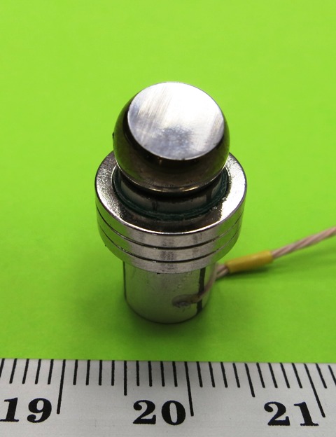 Mažų gabaritų aukštos skyros lazerio  spindulio 2D skaitytuvas-deflektorius
