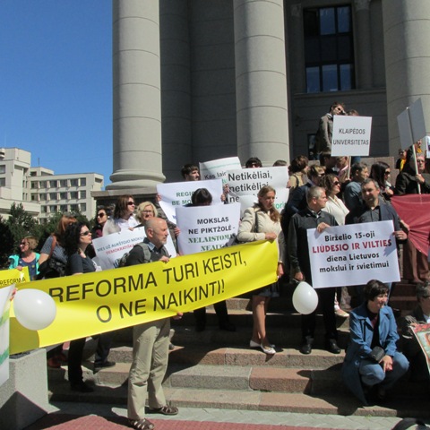 Protestas prie Mazvydo bibliotekos