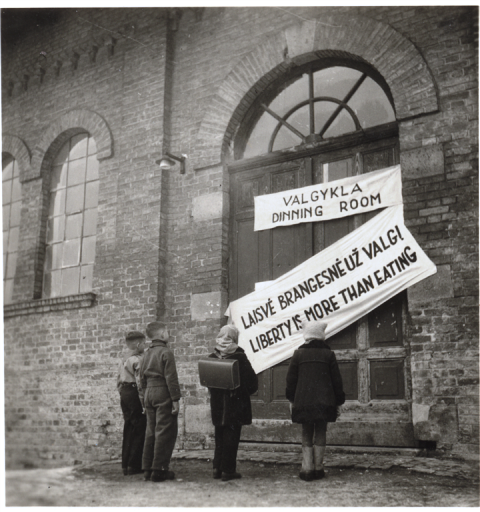 Bado streikas Kempteno stovykloje siekiant priminti pasauliui apie lietuvių tautos tragediją. 1947 LNM archyvo nuotr. Bado streikas Kempteno stovykloje siekiant priminti pasauliui apie lietuvių tautos tragediją. 1947 LNM archyvo nuotr.