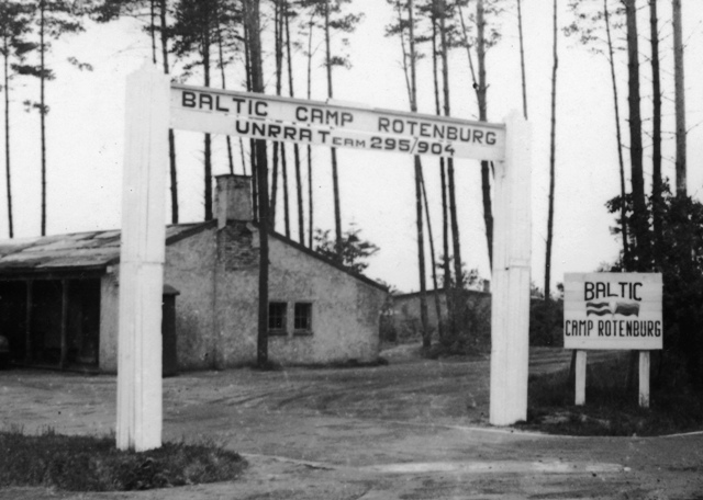 Baltų stovyklos vartai Rotenburge. 1947 m. B. Aušroto nuotr. LNM Baltų stovyklos vartai Rotenburge. 1947 m. B. Aušroto nuotr. LNM