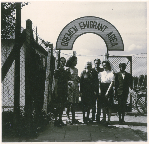 Bortkevičių ir Kalendrų šeimos prie pereinamosios stovyklos vartų. Brėmenas 1949 m. K. Kalendros nuotr. LNM Bortkevičių ir Kalendrų šeimos prie pereinamosios stovyklos vartų. Brėmenas 1949 m. K. Kalendros nuotr. LNM