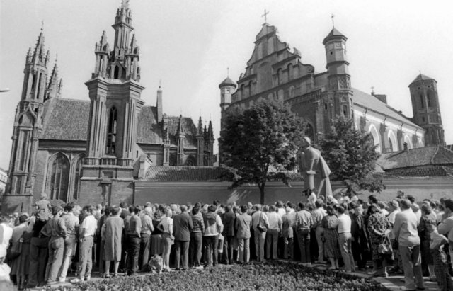 Mitingas prie A.Mickevi Źiaus paminklo 1987 Mitingas prie A.Mickevi Źiaus paminklo 1987