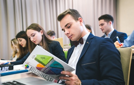 ISM universiteto studentai