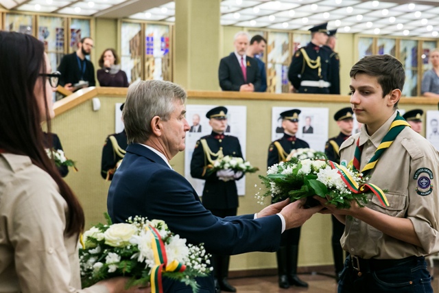 5 gėlių perdavimas Seime