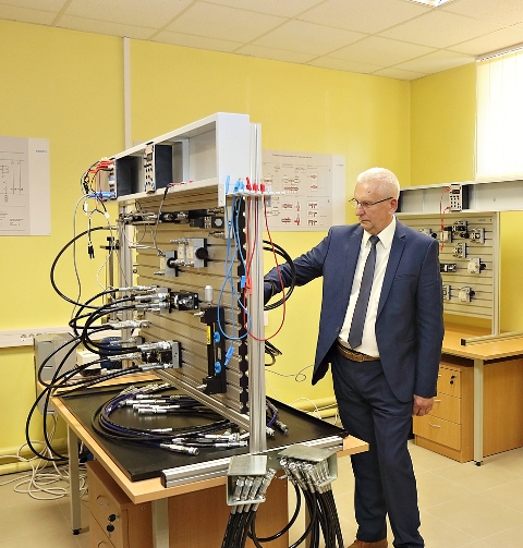 18 KTK hidraulikos laboratorija 18 KTK hidraulikos laboratorija