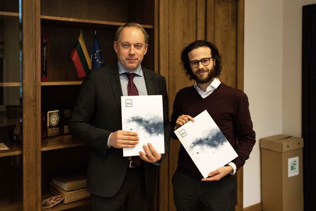 21 Sutarties pasirašymas. KTU rektorius Eugenijus Valatka ir „HELLA Lithuania vadovas