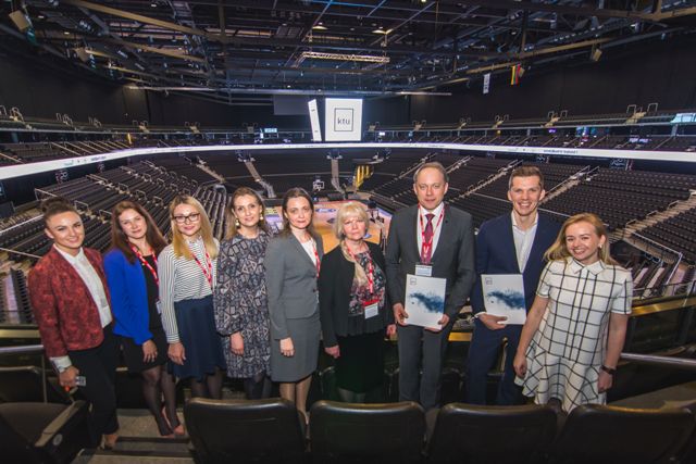 22 11 KTU ir TransUnion Lithuania atstovai pasirašius bendradarbiavimo sutartį. KTU nuotr.