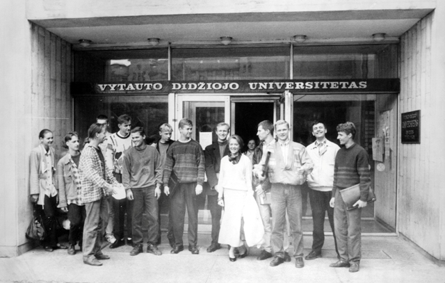 10 VDU atkurtojo VDU studentai