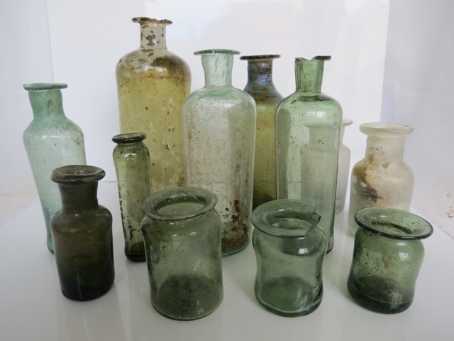 22 21 Archeologiniai atradimai vaistinės stiklo buteliukai