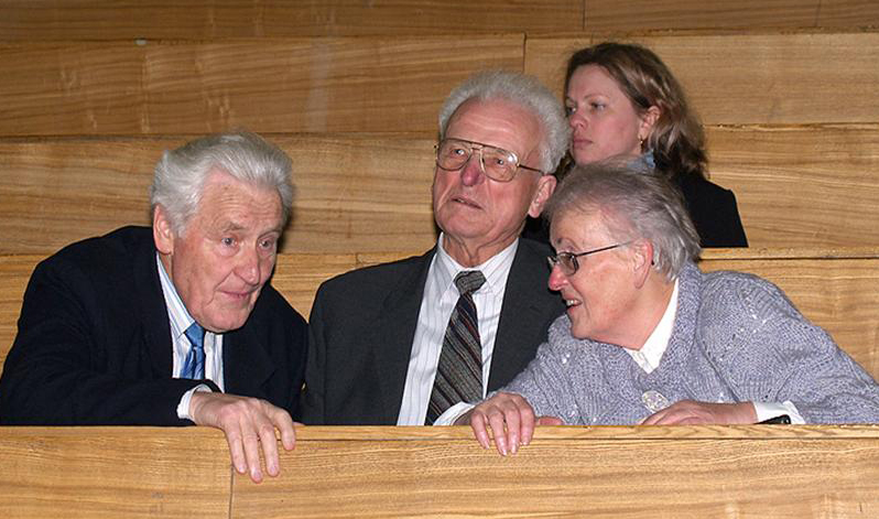 1 Ažusienis ir studijų kurso draugai prof. Eglė ir Kęstutis Makariūnai 2007 1 Ažusienis ir studijų kurso draugai prof. Eglė ir Kęstutis Makariūnai 2007