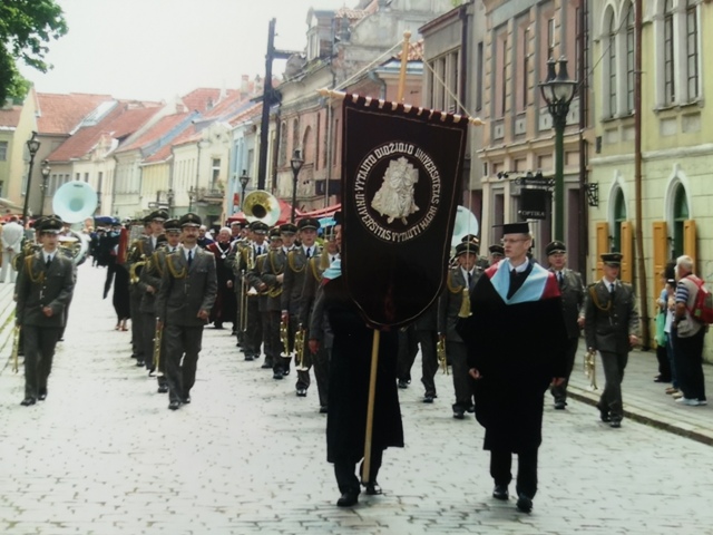 12 Lietuvos universitetų abolventai V. Tomkus Magistrų eisena 2005 12 Lietuvos universitetų abolventai V. Tomkus Magistrų eisena 2005