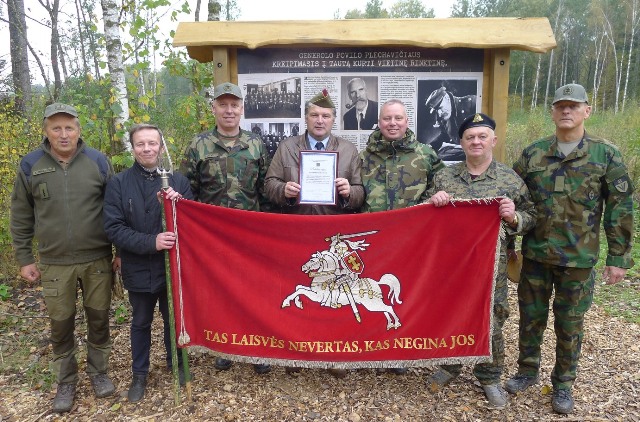 17 Kaminskas Plechavičiaus ąžuolyno sodinimas vėliava 17 Kaminskas Plechavičiaus ąžuolyno sodinimas vėliava