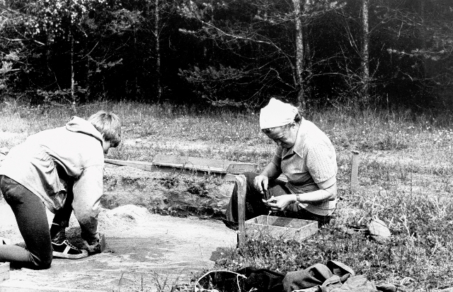 Archeologė R. Rimantienė Margiuose prie atkasamo židinio Asm. archyvo nuotr. Archeologė R. Rimantienė Margiuose prie atkasamo židinio Asm. archyvo nuotr.
