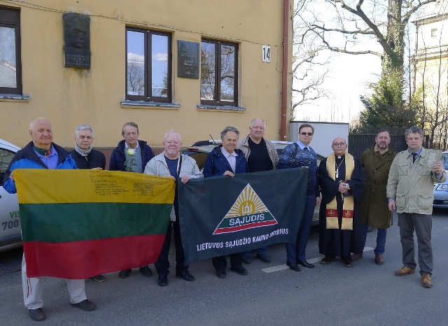 8 Juozas Purickis prie memorialinės lentos