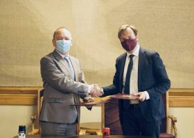 Įrašo "Vilniaus universitetas pasirašė bendradarbiavimo sutartį su Mobilizacijos ir pilietinio pasipriešinimo departamentu prie Krašto apsaugos ministerijos" reprezentacinis paveikslėlis