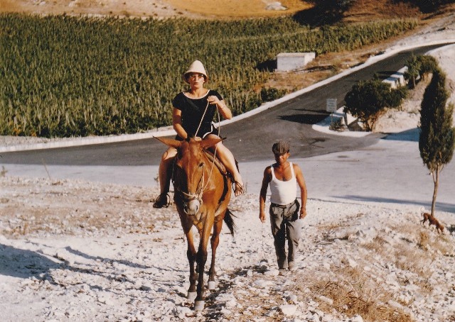 Marija Gimbutienė joja ant mulo Segestoje Sicilijoje 1962 m. M.Gimbutienės šeimos archyvo nuotrauka suteikta dukros Živilės Gimbutaitės Marija Gimbutienė joja ant mulo Segestoje Sicilijoje 1962 m. M.Gimbutienės šeimos archyvo nuotrauka suteikta dukros Živilės Gimbutaitės