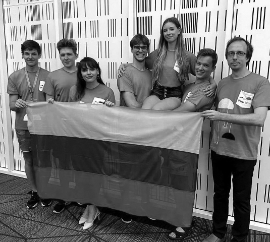 15 Fizikos olimpiada Lietuvos komanda su vadovais V.Jakštu ir M. M. Sinkevičiene