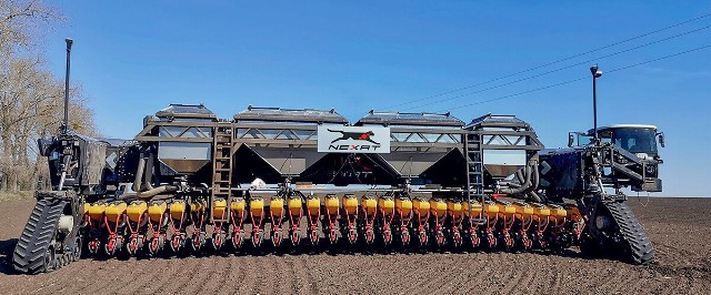 24 Žemės ūkio technika NEXAT ir Vaderstad sėjamoji. NEXAT nuotr