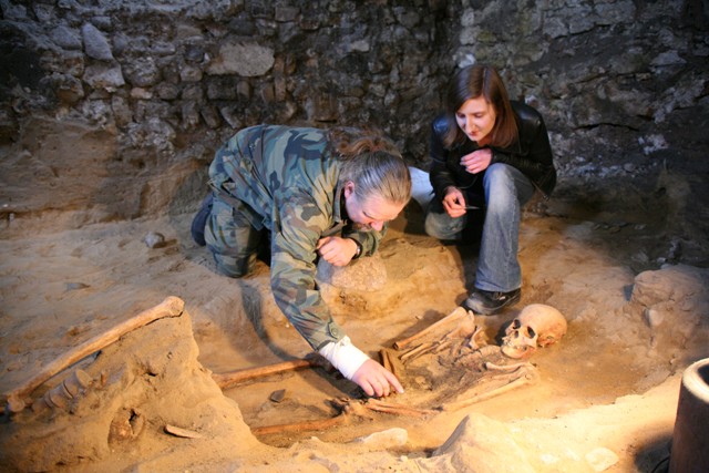 25 Parodos Bokšto gatvės kapinynas Archeologai Jonaitis ir Kaplūnaitė 25 Parodos Bokšto gatvės kapinynas Archeologai Jonaitis ir Kaplūnaitė