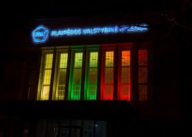 Įrašo "Klaipėdos valstybinės kolegijos pastatai nušvito trispalvės šviesomis" reprezentacinis paveikslėlis
