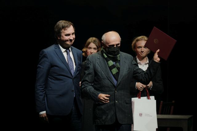 30 Atminties diplomai VU G Juškevičius atsiima diplomą 30 Atminties diplomai VU G Juškevičius atsiima diplomą