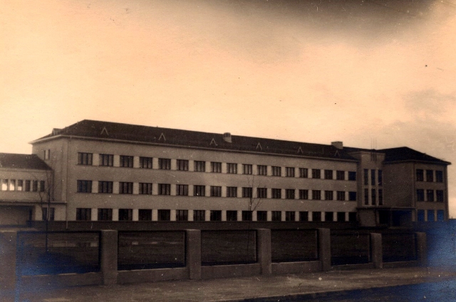 32 Jonas Kartanas Naujasis Raseinių gimnazijos pastatas 32 Jonas Kartanas Naujasis Raseinių gimnazijos pastatas
