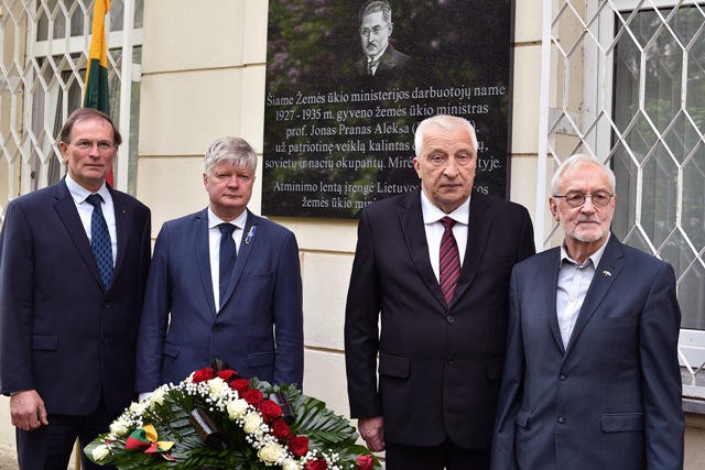 34 Jonas Pranas Aleksa prie atminimo lentos 4 asmenys