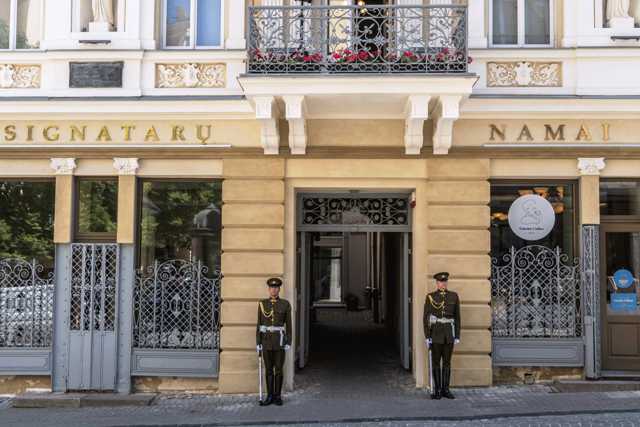 Prie dokumento budėjo Garbės sargyba. Fot. A. Bėkšta. LNM