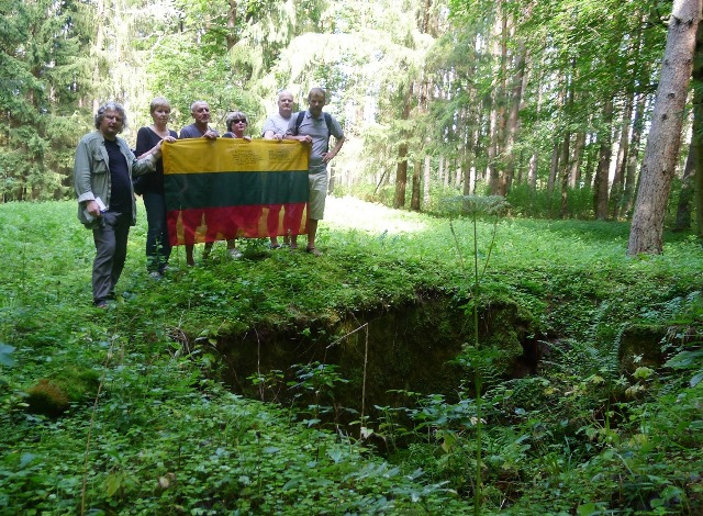 59 Augustinas Povilaitis Su Lietuvos vėliava A. Povilaičio gimtinės vietoje 59 Augustinas Povilaitis Su Lietuvos vėliava A. Povilaičio gimtinės vietoje