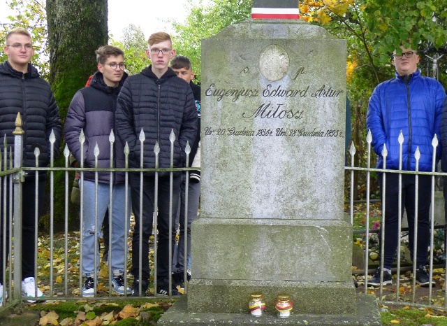 63 Minėjimas Vandžiogaloje Kaminskas Mlošo senelio kapas2 1