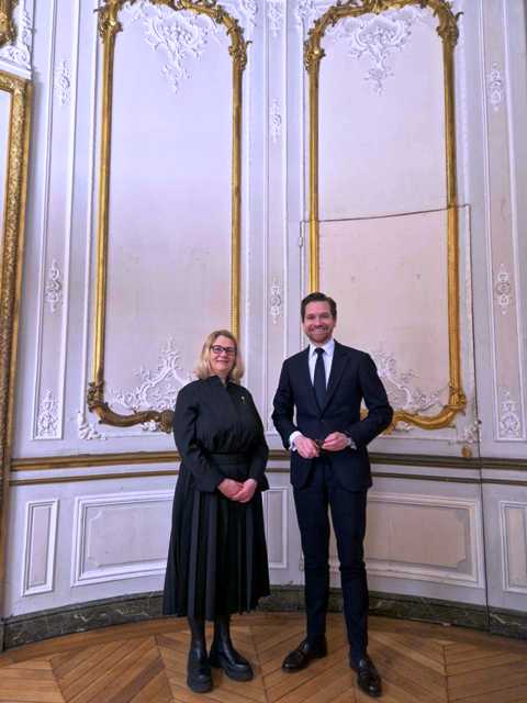 LNM generalinė direktorė Rūta Kačkutė ir vienas iš Luvro vadovų Matthias Grolier susitikimo metu LNM generalinė direktorė Rūta Kačkutė ir vienas iš Luvro vadovų Matthias Grolier susitikimo metu