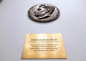 Įrašo "VU Filologijos fakultete atidengtas kalbininko prof. Jono Kazlausko (1930–1970) bareljefas ir įsteigtas vardinis neliečiamojo kapitalo subfondas" reprezentacinis paveikslėlis