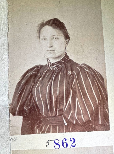 75 Paroda Moteris su kamera Paulinos Mongirdaitės portretas. Mindaugas Surblys 1 75 Paroda Moteris su kamera Paulinos Mongirdaitės portretas. Mindaugas Surblys 1